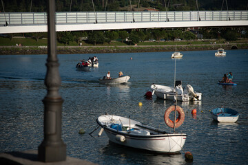Unas barcas de pescar en un rio del pais vasco