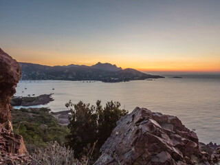Fototapeta na wymiar Lever de soleil sur le massif de l'Esterel dans le Var sur la Côte d'Azur en bord de mer