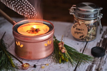 Spirituelle Reinigung mit Harzen, Kräutern – mit einer Feder Rauch verteilen