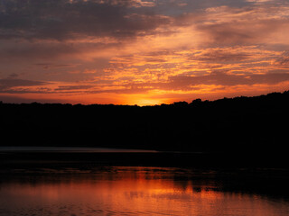 Obraz premium sunset over the lake