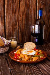 Fotografía de un Pisto manchego, hecho a base de pimientos, calabacin, tomate y huevo. 