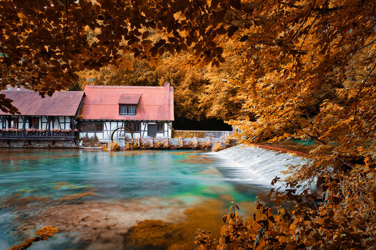 Blautopf in Blaubeuren im Herbst mit Spiegelung im blauen Wasser