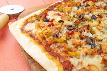 pizza rectangulaire au poulet et poivrons grillés