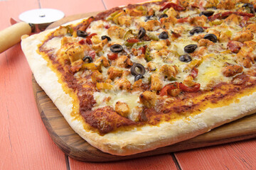 pizza rectangulaire au poulet et poivrons grillés