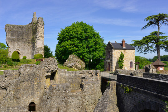 Grand angle sur le ch&acirc;teau (12&egrave;,13&egrave;,14&egrave; et 15&egrave; si&egrave;cles) de Domfront (61700), d&eacute;partement de l'Orne en r&eacute;gion Normandie, France