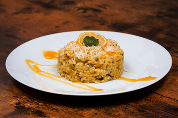 Leckeres vegetarisches Risotto auf einem Teller angerichtet