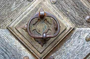 Antiker Türklopfer aus Metall an einer Holztüre