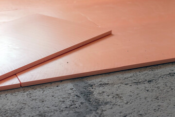 Laying a layer of insulation of extruded polystyrene foam