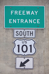 Fototapeta premium Green FREEWAY ENTRANCE SOUTH 101 sign on a concrete wall