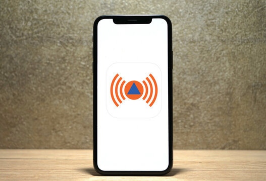 NINA Logo wird auf einem Smartphone angezeigt, Notfall-Informations- und Nachrichten-App, Bundesamt f&uuml;r Bev&ouml;lkerungsschutz und Katastrophenhilfe, Unwetterwarnung, Gefahrenlage, Krisenmanagement