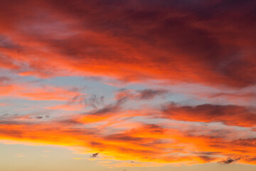 Der Sonnenuntergang bringt den Himmel zum Leuchten in orange, gelb, rot, blau, schwarz, weiß.