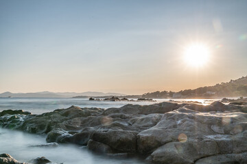 coucher de soleil sur  les rochers en bord de mer sur la Côte d'Azur
