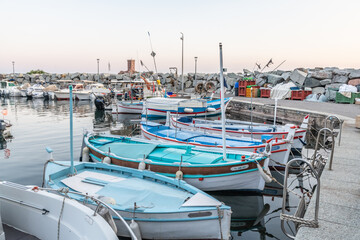 Fototapeta premium coucher de soleil sur les rochers en bord de mer sur la Côte d'Azur