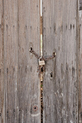 Puerta antigua de madera con herrajes oxidados