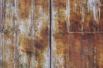 Puerta antigua de madera con herrajes oxidados