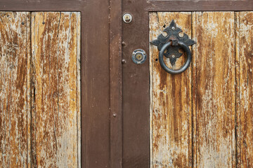 Puerta antigua de madera con herrajes oxidados