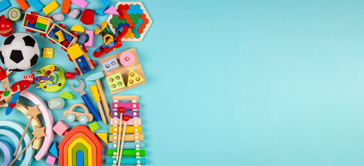 Jouets pour enfants bébé sur fond bleu clair. Jouets éducatifs colorés en bois, en plastique, duveteux et musicaux. Vue de dessus, mise à plat