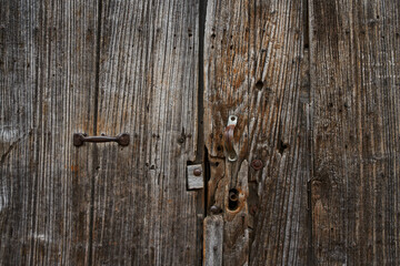 Puerta antigua de madera con herrajes oxidados