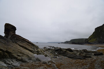 vista de la playa de Portizuelo en Barcia, Luarca, Asturias, España en día nuboso