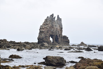 vista de la playa de Portizuelo en Barcia, Luarca, Asturias, España en día nuboso
