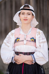 Belle jeune femme slovaque en costume traditionnel. folklore slovaque