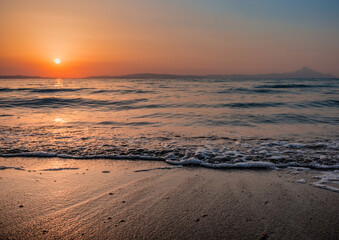 Fototapeta na wymiar sunrise on the beach with waves