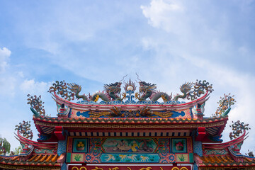 Fototapeta premium Dragon on roof, Chinese arch , Shrine
