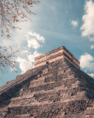Fototapeta na wymiar Piramide maya templo de Kukulkan, Mexico, Chichen Itza, Yucatan