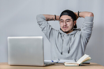 hombre estudiando fondo blancoi
hombre y su computadora fondo blanco
hombre leendo fondo blanco
modelo fondo blanco
