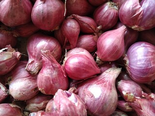 red onions on market