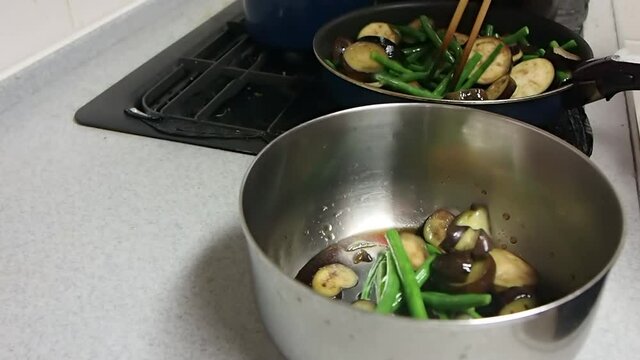 調理　茄子といんげんの揚げ焼き