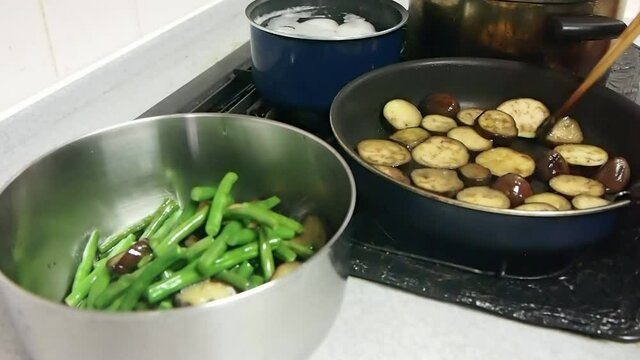 調理　茄子といんげんの揚げ焼き
