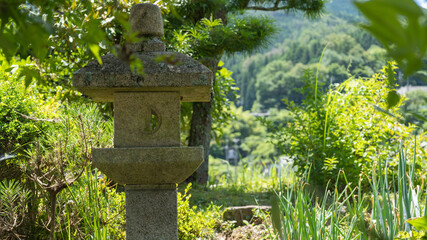 日本の庭の石灯篭。