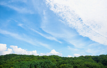 파란하늘과 구름 그리고 산 
