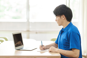介護の勉強をする男性介護士