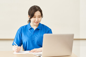 介護の勉強をする女性介護士