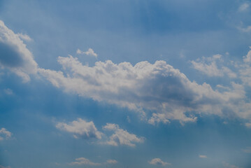 Fototapeta na wymiar 真っ青な夏空に浮かぶ積乱雲