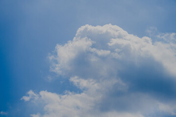 Fototapeta na wymiar 真っ青な夏空に浮かぶ積乱雲