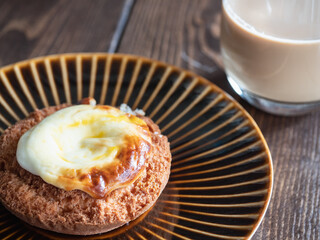 チーズクリームをトッピングしたドーナツ。