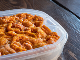 プラスチック容器の中の高級海鮮の生ウニ。