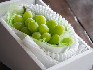 クッション材に包まれた贈答品のシャインマスカット。