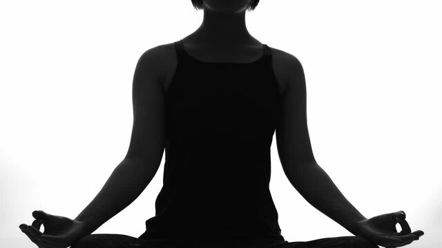 ヨガのポーズ　瞑想　マインドフルネス　シルエット