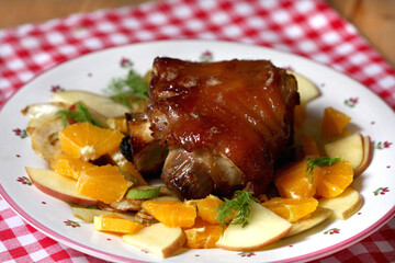 Gegrillte vordere Schweinshaxe mit Apfel-Orangen-Salat und Fenchel
