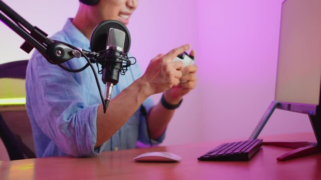 ゲーム配信をする男性　youtuber