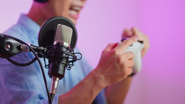 ゲーム配信をする男性　youtuber