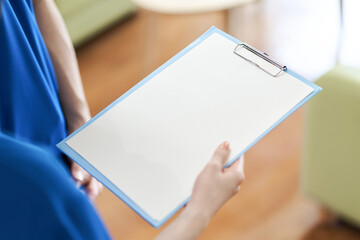 バインダーで資料を見る介護士の手元