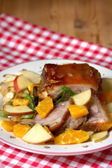 Vordere gegrillte Schweinshaxe mit Apfel-Fenchel-Salat und Orangen
