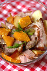  Salad Bowl mit gegrilltem Schweinefleisch an Fenchel-Orangensalat mit Apfel