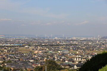 住宅地の向こうに瀬戸大橋が見える風景(香川県)