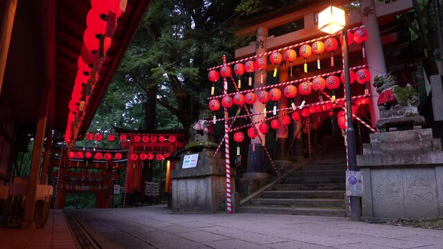 京都 夏の伏見稲荷大社 祭りの景色